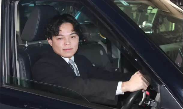 運転する男性ドライバー